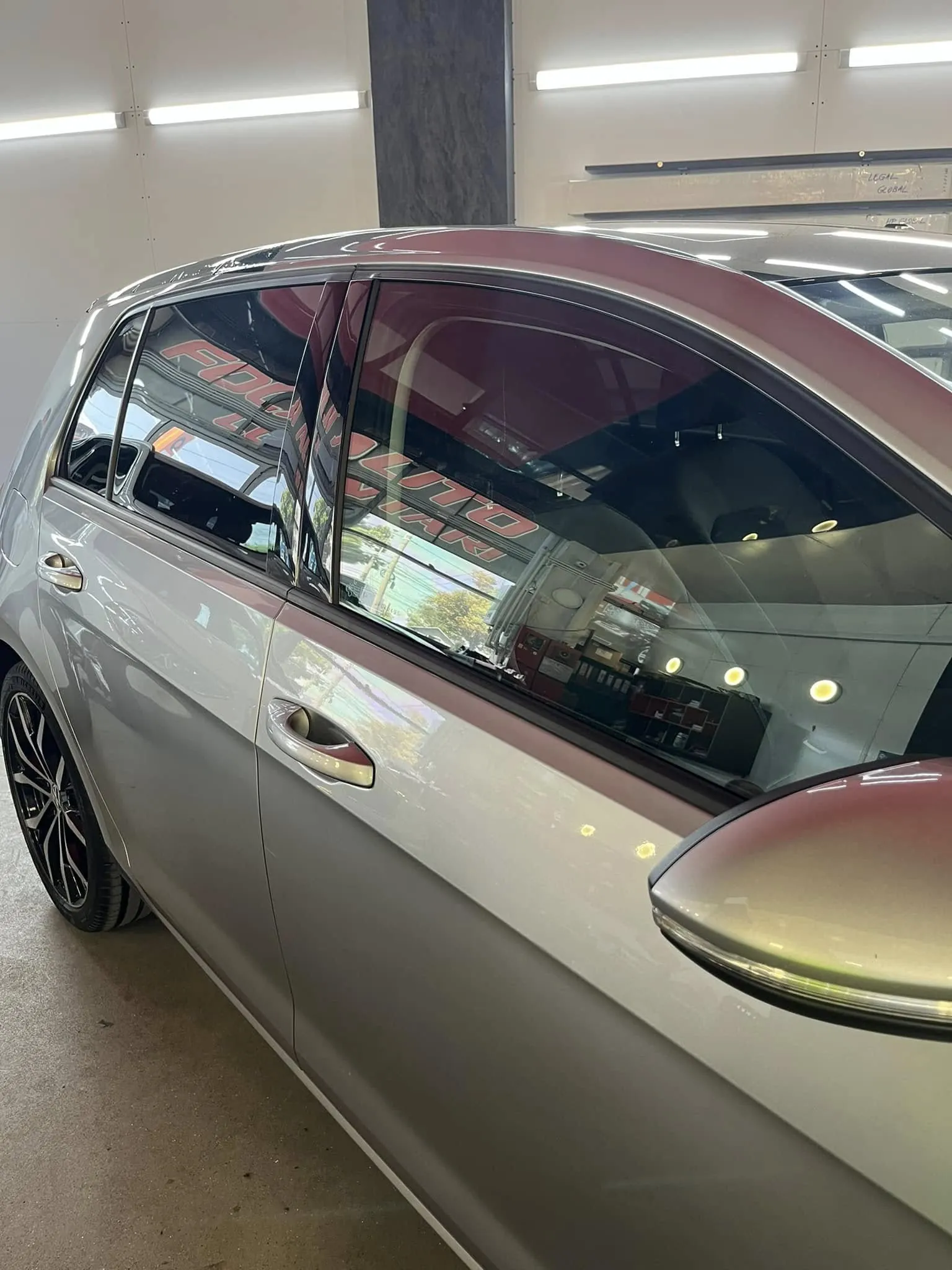Montaj folie auto în atelierul AutoGlass Galați — fotografia 3